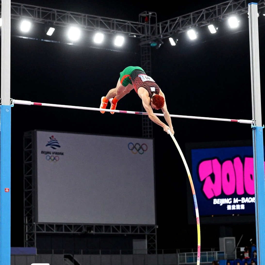 Bộ đồ bó sát 12 tháng của Keely Hodgkinson: lực cản, dòng tiền và giới hạn của cự ly 800m